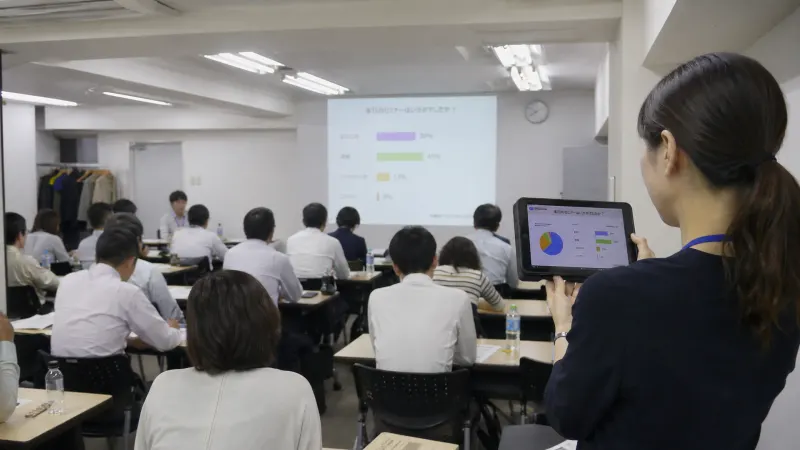 【Gemini×アンケート分析】セミナー満足度調査の分析時間を80%短縮！AIがレポート作成を支援した研修会社の事例
